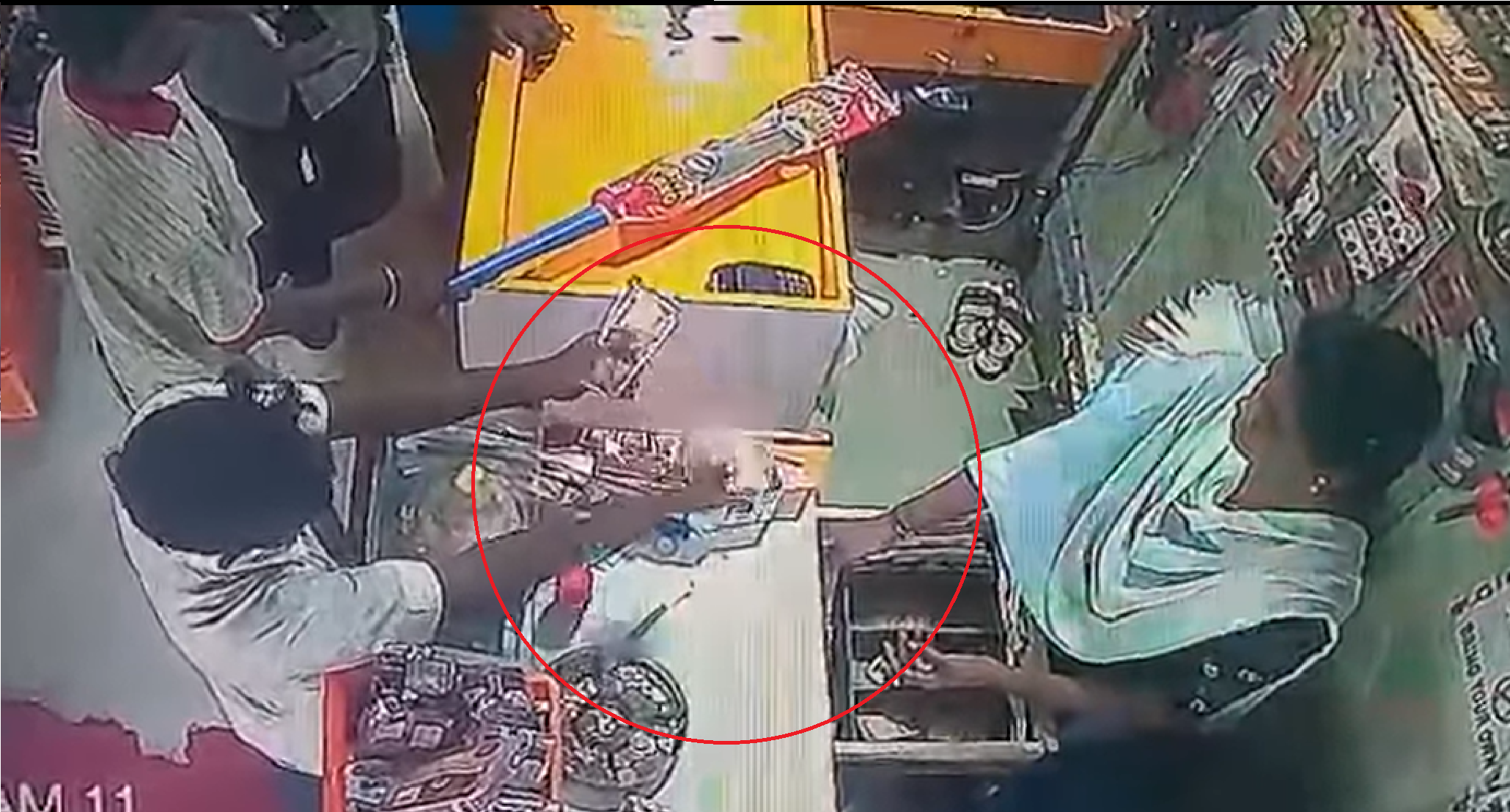 #CCTV Footage: அடேங்கப்பா.. ஓனர் இல்லாத நேரத்தில் மர்ம கும்பல் நூதன ...